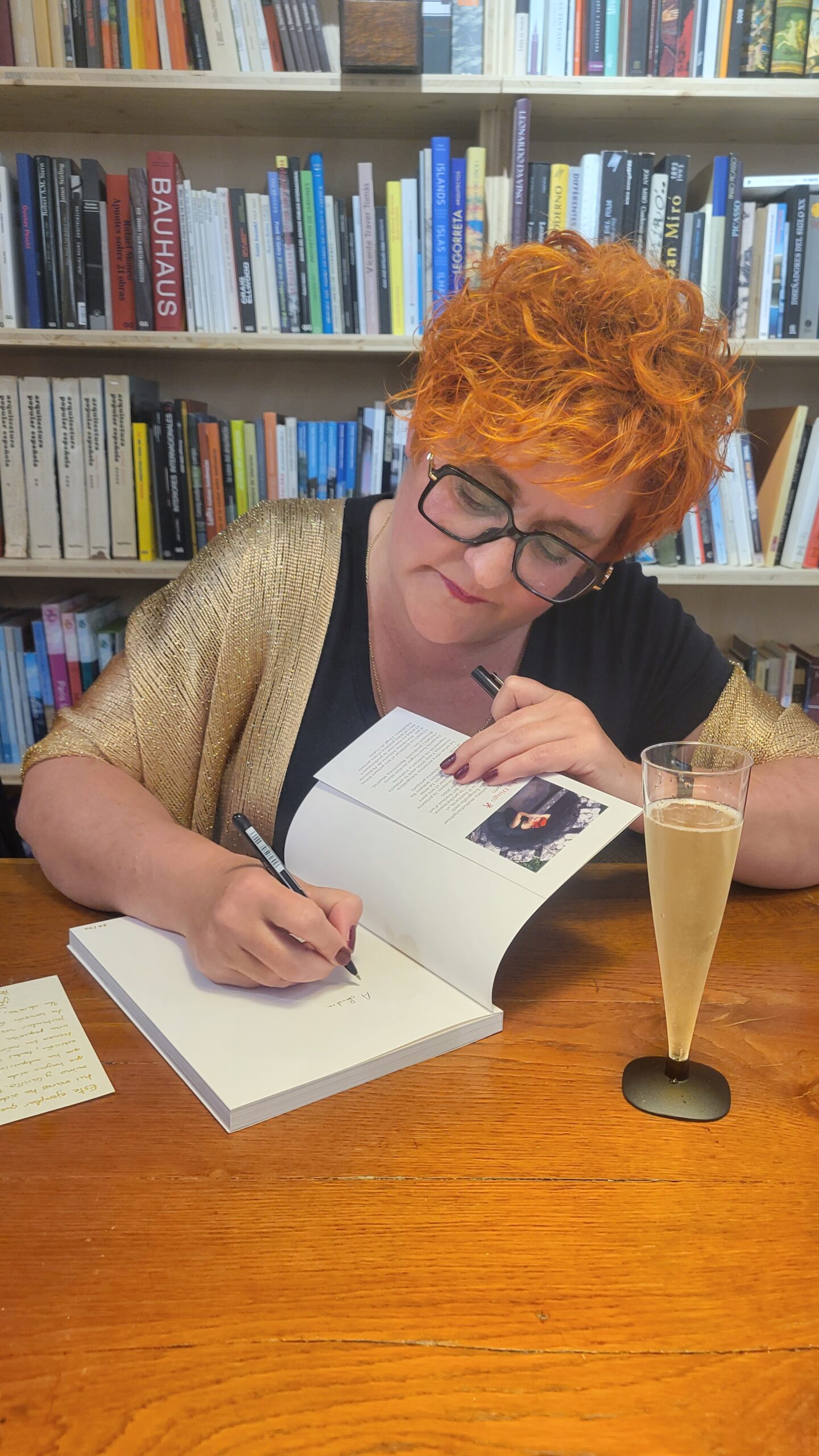 La fotògrafa Piluka diago signa Elogi de l'oblit, publicat a Editorial Intrèpida