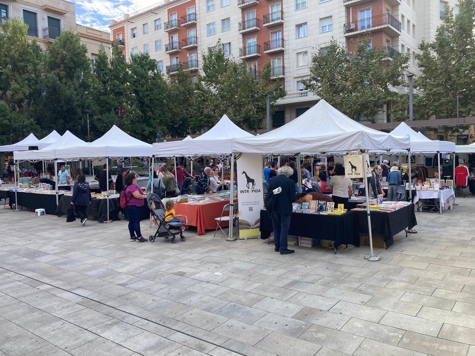 Parada de llibres dins la fira Altres Lletres 